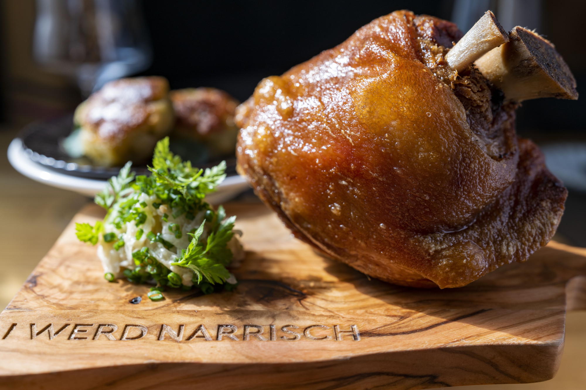 Ein absoluter Klassiker auf der Speisekarte des Kettner’s Kamota: die Schweinshaxe. Das Rezept zum Nachkochen finden Sie auf der nächsten Seite.